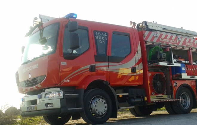 Incêndio consome parcialmente viatura em Sines