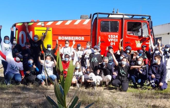 Crianças plantam árvores na Estação Elevatória de Santo André