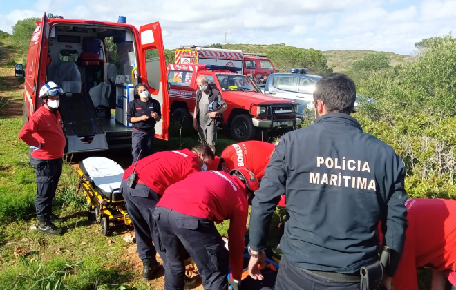 Auxiliada mulher após queda acidental junto à praia da Figueira em Vila do Bispo