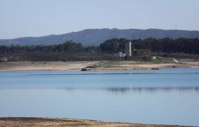Duas pessoas foram resgatadas na barragem de Morgavel após embarcação ter afundado