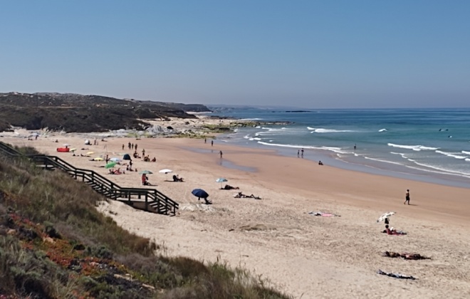 Domingo de sol leva centenas de pessoas às praias do Litoral Alentejano