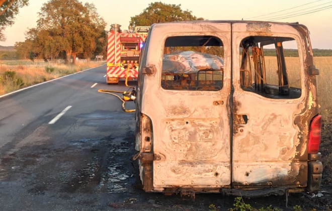 Incêndio consumiu carrinha em Sines