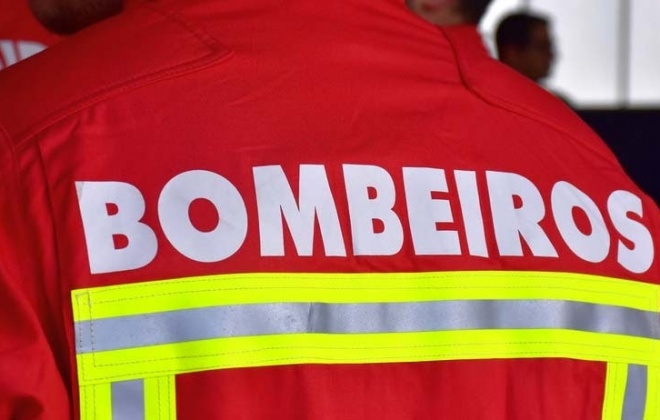 Bombeiros combatem incêndio em Vale da Eira, Santiago do Cacém