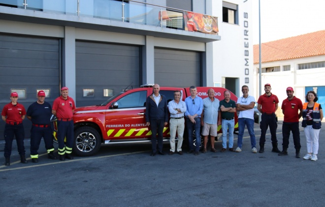 Bombeiros de Ferreira do Alentejo recebem viatura oferecida pela autarquia