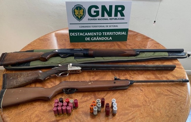 Homem de 63 anos constituído arguido por posse ilegal de armas em Alcácer do Sal
