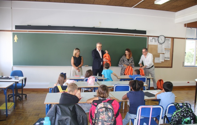 Executivo Municipal de Alcácer do Sal entrega cadernos de atividades e mochilas ao 1.º ciclo