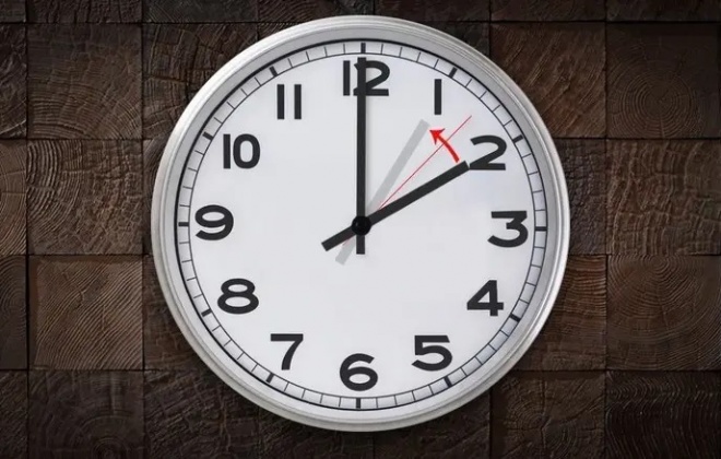 Relógios atrasam uma hora na madrugada deste domingo
