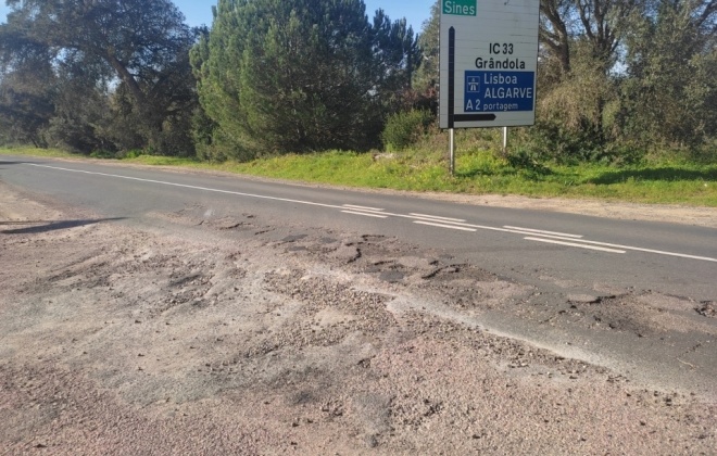 Piso em mau estado na Estrada Nacional 261-3 preocupa automobilistas