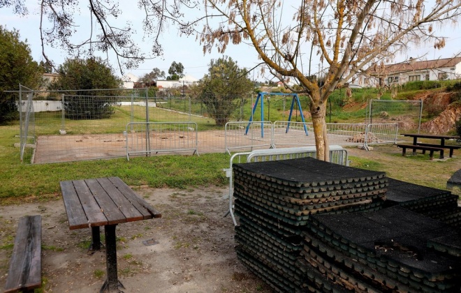 Obras nos parques infantis do Lousal e Azinheira dos Barros já arrancaram