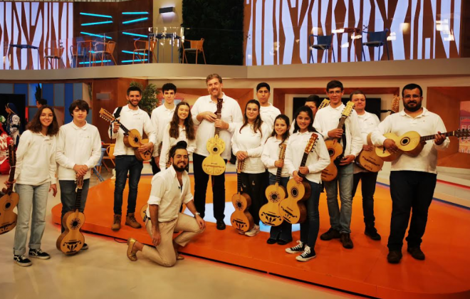 Alunos do Centro de Valorização da Viola Campaniça na final do concurso “Temos Artista - Especial Tradições”