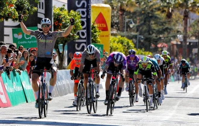 Luke Lamperti (Trinity Racing) venceu primeira etapa da Volta ao Alentejo em Bicicleta