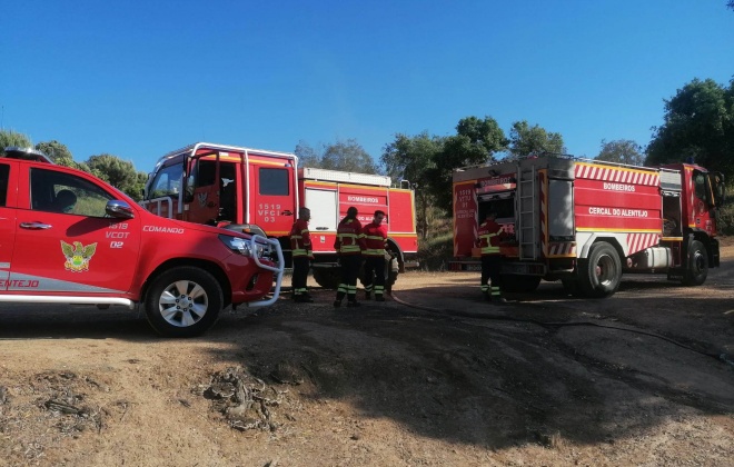 Bombeiros combateram incêndio junto da Barragem de Campilhas
