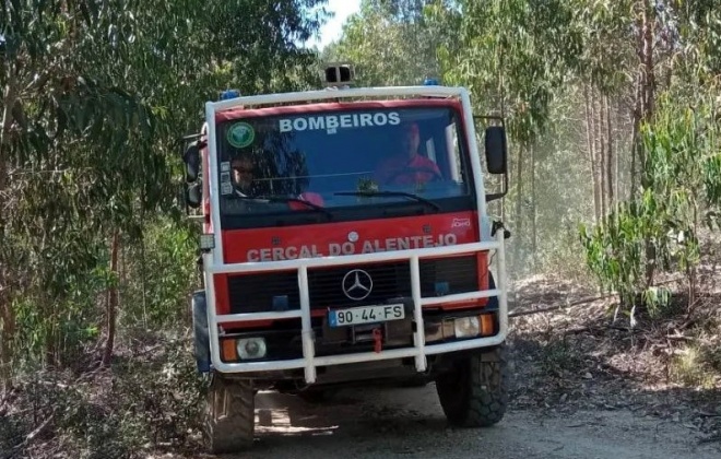 Bombeiros dominaram incêndio em Cercal do Alentejo