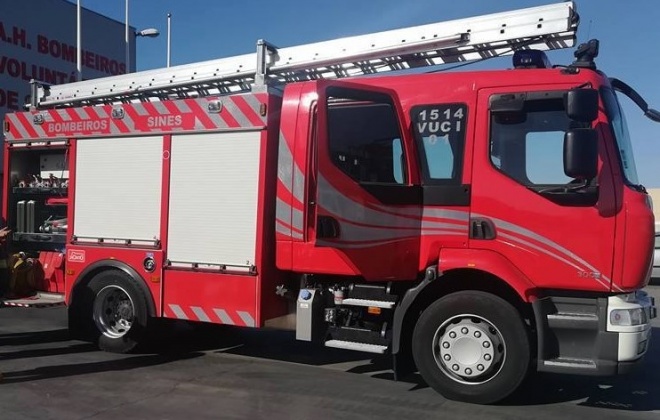 Bombeiros combatem incêndio urbano em Sines