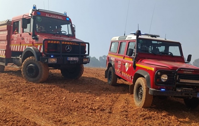 Bombeiros combatem incêndio junto da A2 em Aljustrel