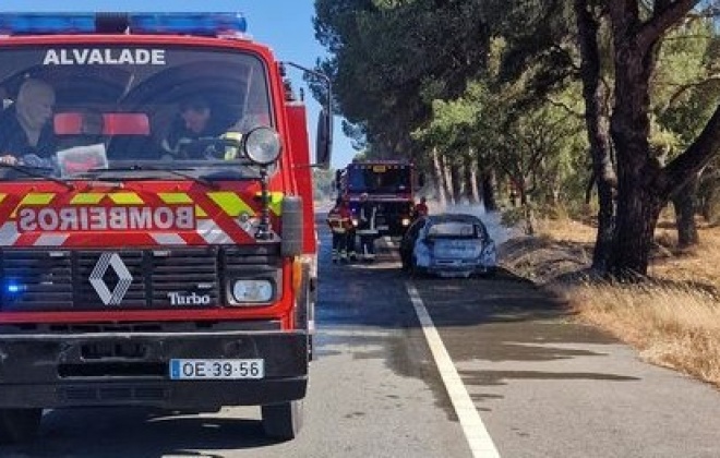 Viatura foi destruída pelas chamas em Vale da Eira, Ermidas-Sado