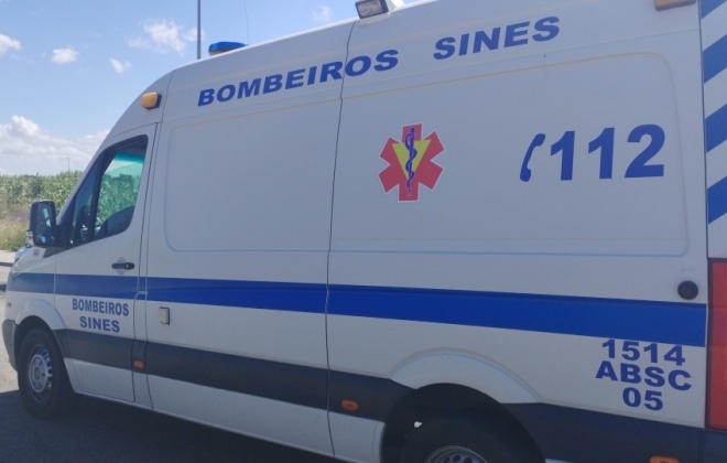 Colisão entre carro e motociclo provoca um ferido no concelho de Sines