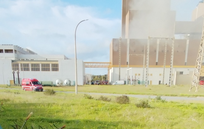 Dominado incêndio que deflagrou esta tarde na antiga central termoelétrica de Sines