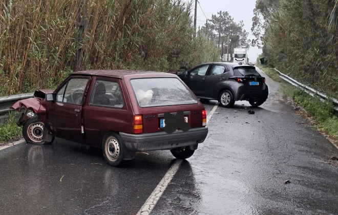 Colisão entre dois carros provoca três feridos na Ribeira da Azenha, no concelho de Odemira