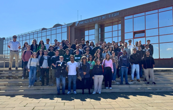 Alunos da Escola Superior Náutica Infante D. Henrique visitam Porto de Sines