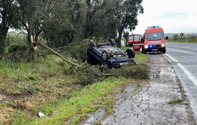 Despiste seguido de capotamento provoca dois feridos na EN 261 em Alvalade