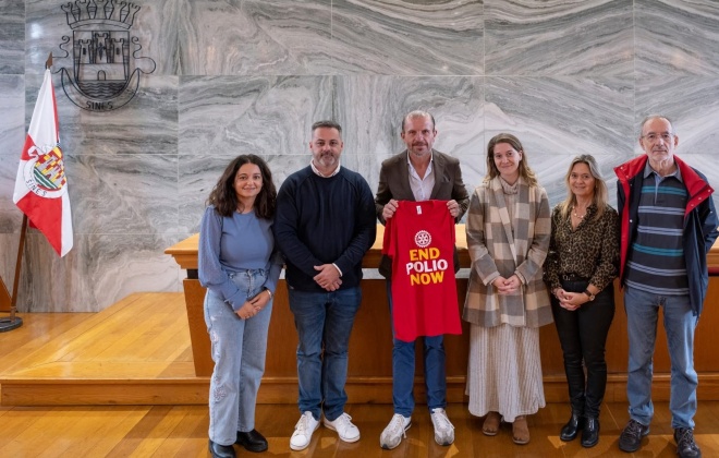 Rotary Club de Sines assinalou o Dia Mundial de Combate à Poliomielite com a entrega de uma t-shirt alusiva ao Presidente da C. M. de Sines