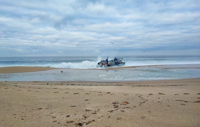 Embarcação de pesca costeira Trojano encalhou esta madrugada ao largo de Sines
