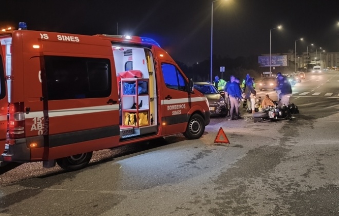 Colisão entre mota e carro provoca um ferido em Sines