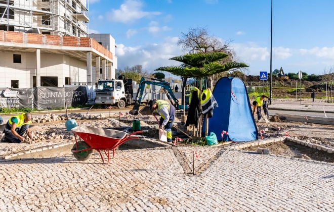 Câmara de Sines realiza intervenção em rotunda na Quinta do Meio