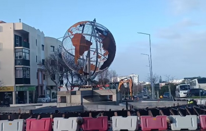Monumento evocativo dos Descobrimentos Portugueses foi colocado ontem na rotunda à entrada de Sines
