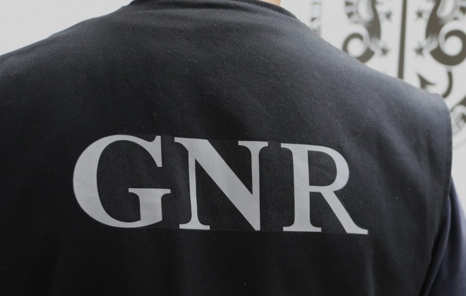 GNR deteve um homem de 23 anos e uma mulher de 19 anos pela prática dos crimes de roubo e sequestro em Sines