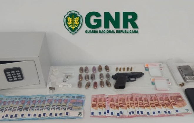 Dois homens ficaram em prisão preventiva por suspeita de tráfico de droga e posse de arma proibida em Odemira