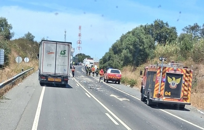 Colisão entre três veículos no IC33 em Santiago do Cacém provoca um ferido ligeiro