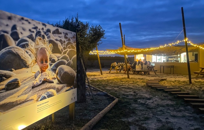 Lixo recolhido nas praias alentejanas transformado em exposição de arte em Porto Covo