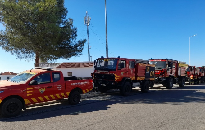 Bombeiros do Alentejo Litoral apoiam combate a incêndio em Portel