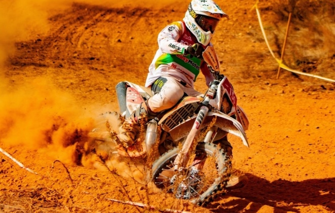 Pó e desgaste das motas marcam segundo dia dos 'Seis Dias' de Enduro no Litoral Alentejano